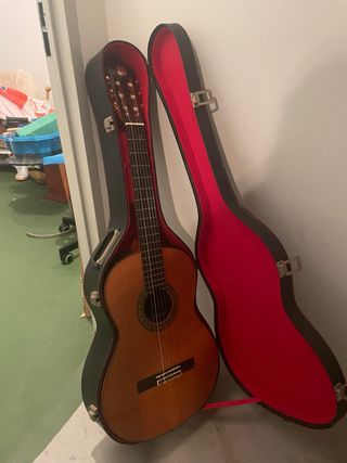 Guitarra española  y funda rígida