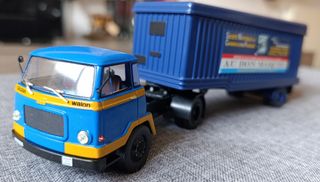 Camión-tractora a escala 1/43