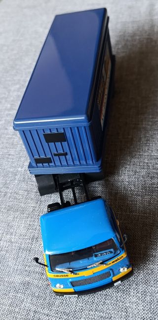 Camión-tractora a escala 1/43