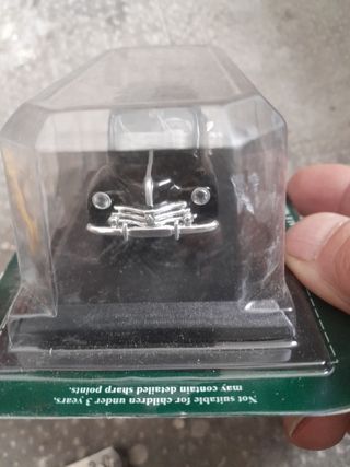 2 macchinina in metallo smaltato nuovo .