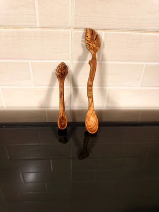 Cucchiaino intagliato in legno di ulivo foglia