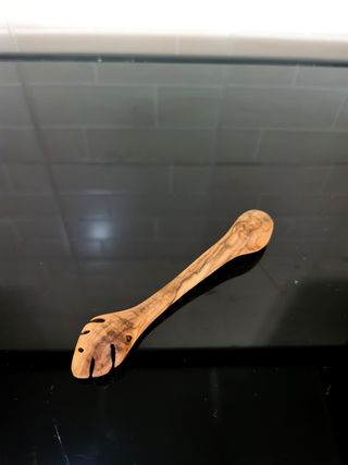 Cucchiaino intagliato in legno di ulivo foglia