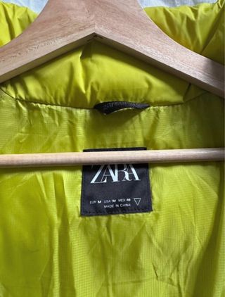 Abrigo/chaqueta amarillo de Zara