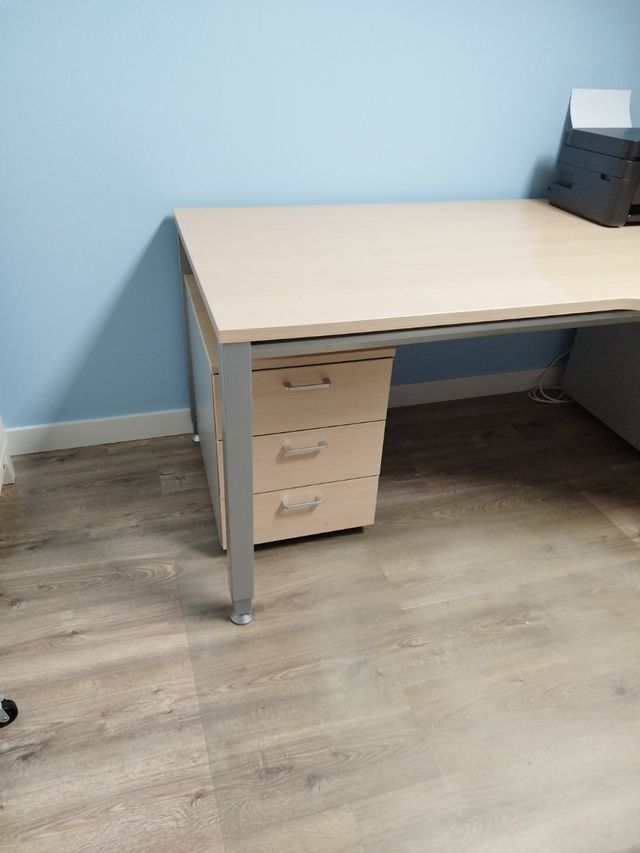 Escritorio y cajonera