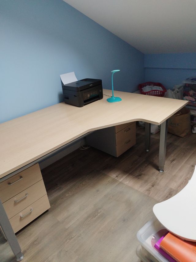 Escritorio y cajonera