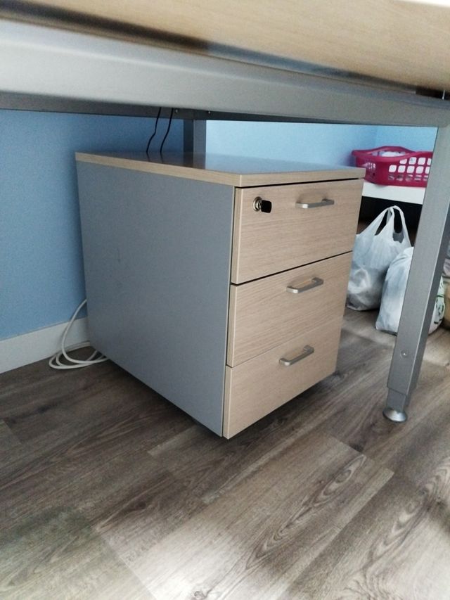 Escritorio y cajonera