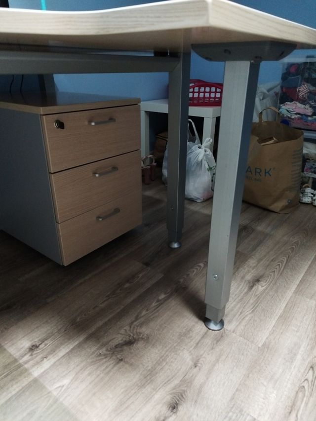 Escritorio y cajonera