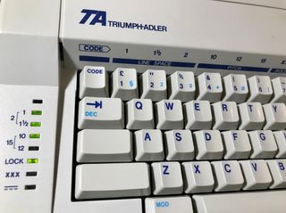 Máquina de escribir eléctrica Triumph-Adler