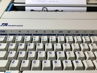 Máquina de escribir eléctrica Triumph-Adler
