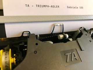 Máquina de escribir eléctrica Triumph-Adler