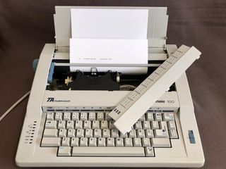 Máquina de escribir eléctrica Triumph-Adler