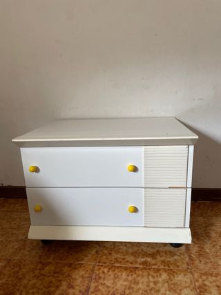 comodino con due cassetti