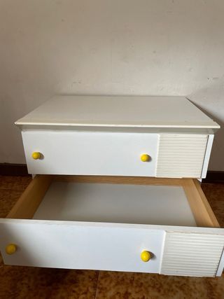 comodino con due cassetti