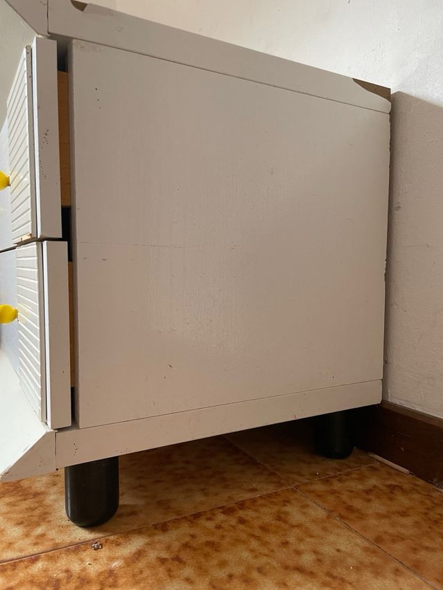 comodino con due cassetti