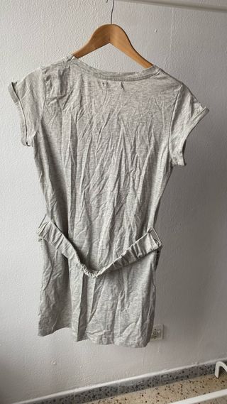 Vestido corto gris con cinturon