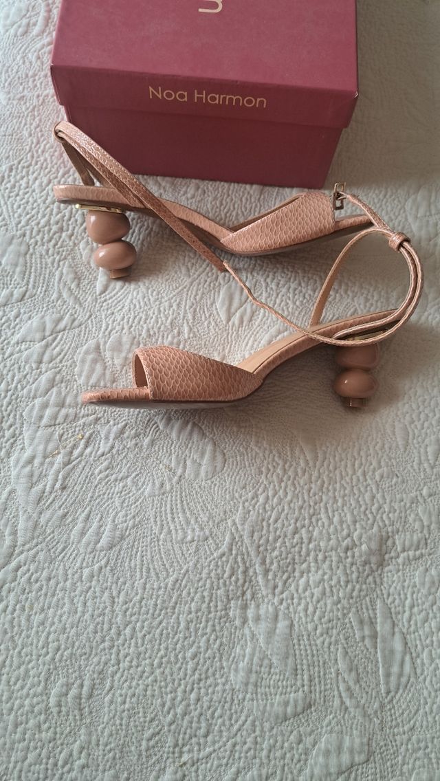 Sandalias piel detalle tacón