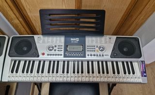 Teclado-piano con asiento