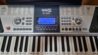 Teclado-piano con asiento