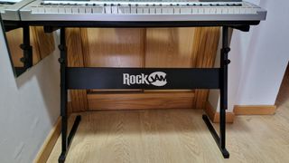 Teclado-piano con asiento