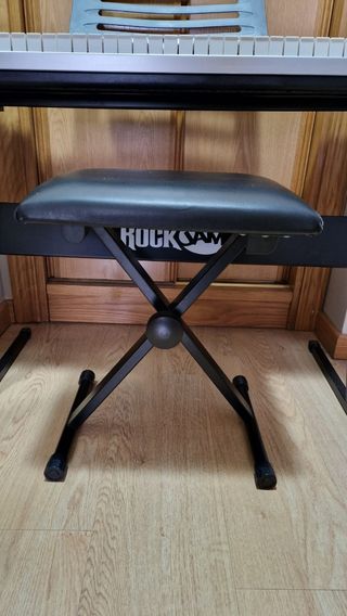 Teclado-piano con asiento