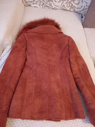 Chaqueta de antelina con cuello de pelo.