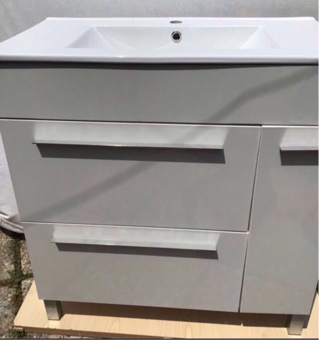 Mueble de baño espejo blanco.