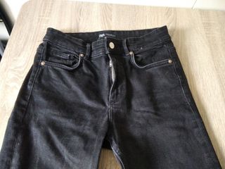 Pantalón Zara negro. 