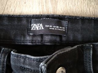Pantalón Zara negro. 