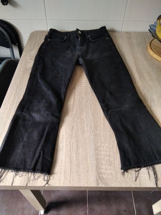 Pantalón Zara negro. 