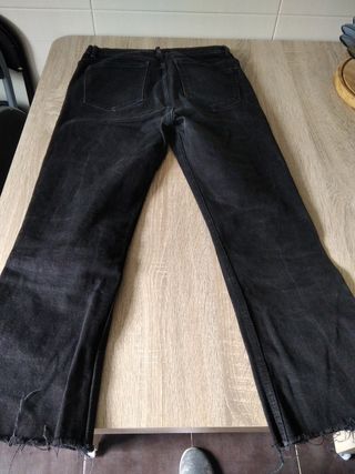 Pantalón Zara negro. 