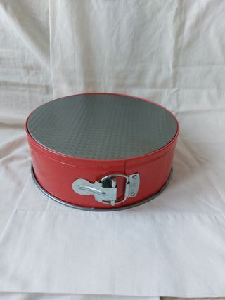 Dos moldes de tarta o bizcoho.