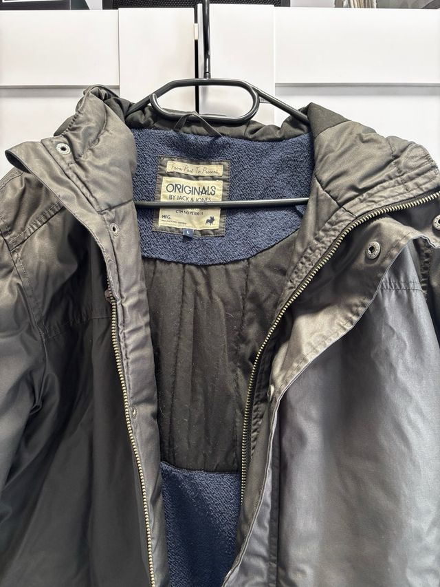 Abrigo de invierno negro en buen estado