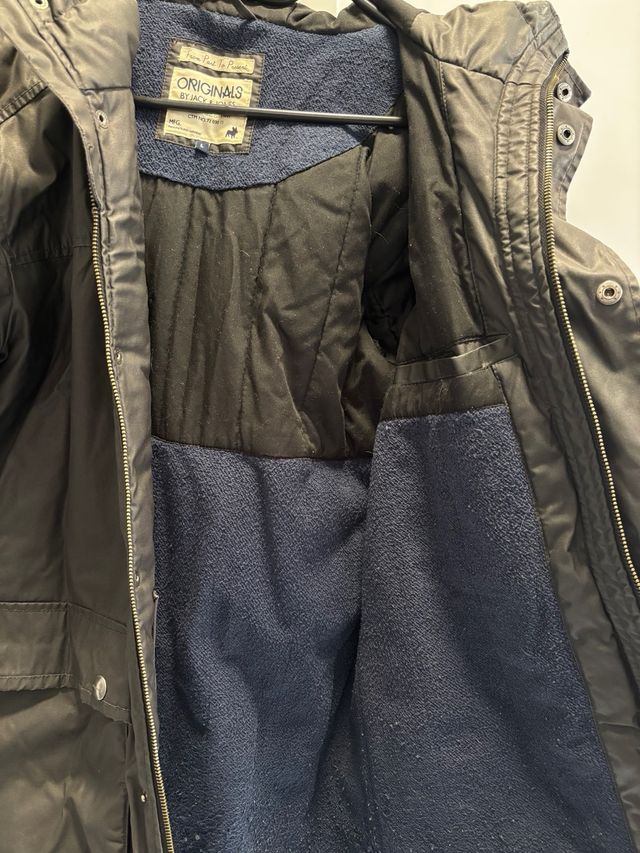 Abrigo de invierno negro en buen estado