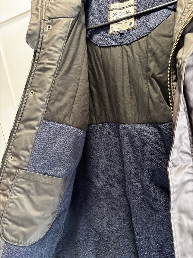 Abrigo de invierno negro en buen estado