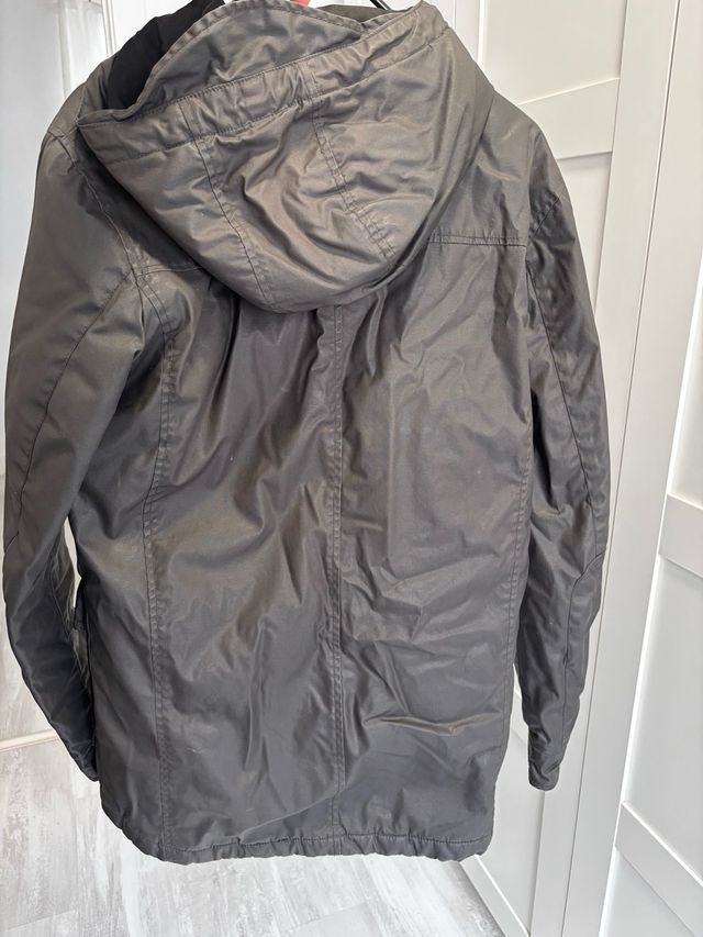 Abrigo de invierno negro en buen estado