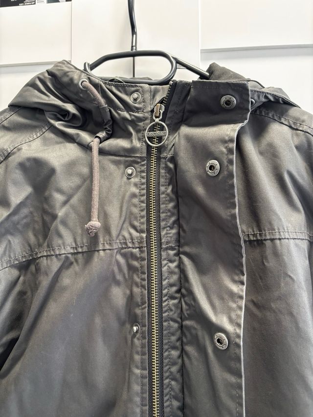 Abrigo de invierno negro en buen estado