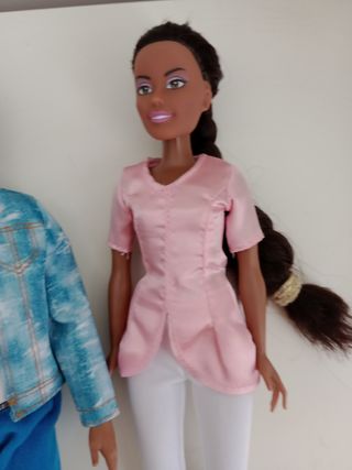 Lote Ken y muñeca parecida a Barbie