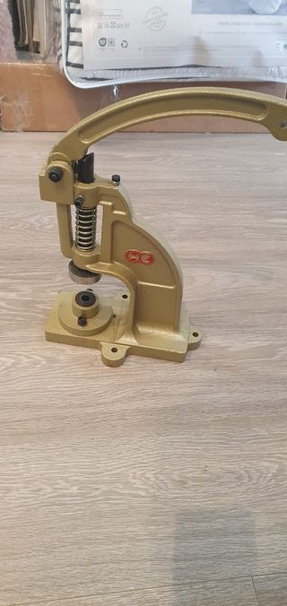 Maquina de ollados manual