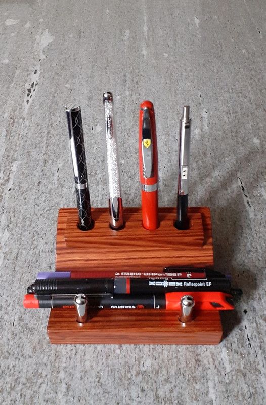 Porta penne in pregiato legno massello