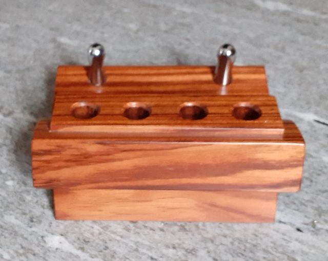 Porta penne in pregiato legno massello