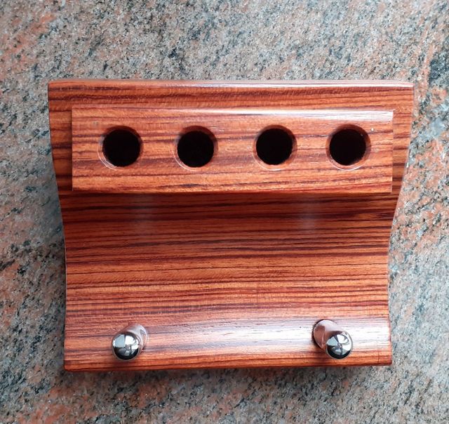 Porta penne in pregiato legno massello