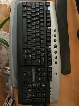 Lote monitor y altavoces y teclado