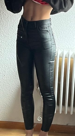 Pantalones Negros de Cuero Ceñidos 