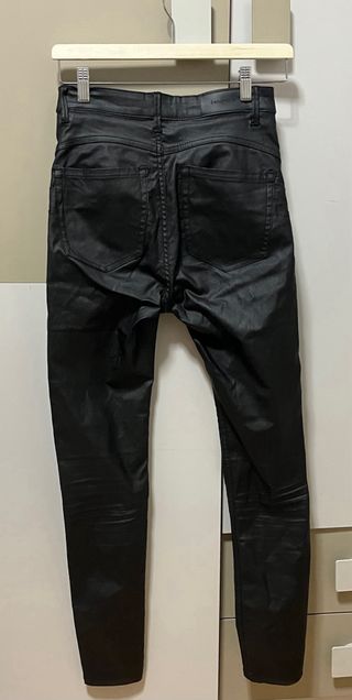 Pantalones Negros de Cuero Ceñidos 
