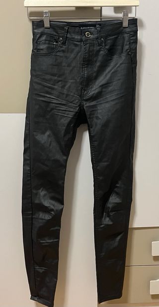 Pantalones Negros de Cuero Ceñidos 
