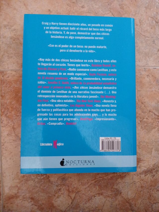 Dos chicos besándose (Literatura Mágica) (Spanish Edition)