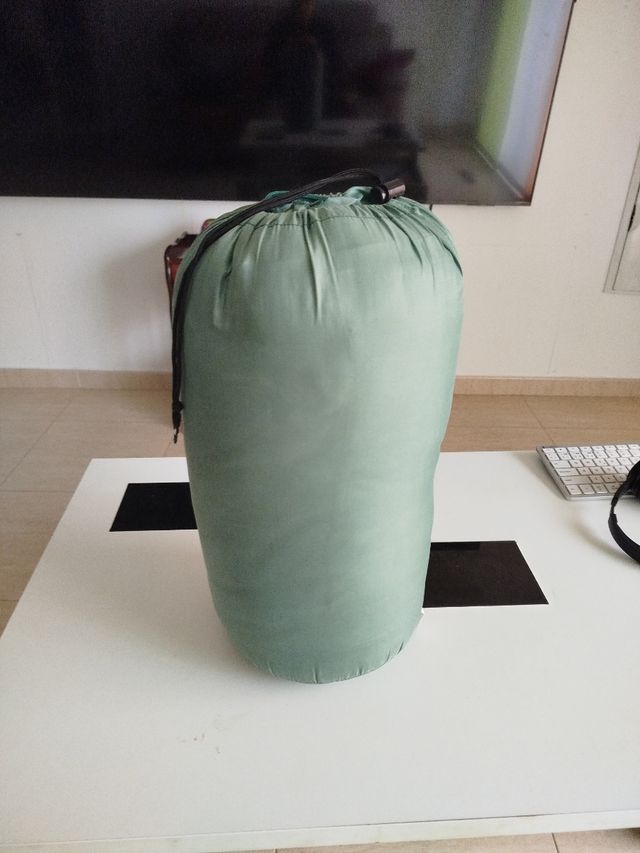 Saco de dormir acampada.