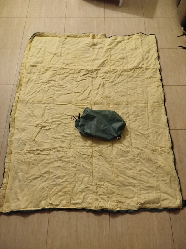 Saco de dormir acampada.