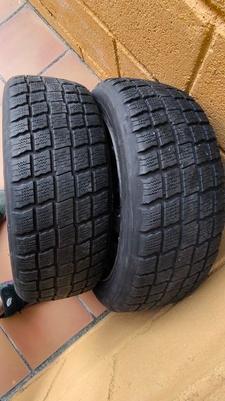 Llantas negras con neumáticos