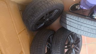 Llantas negras con neumáticos